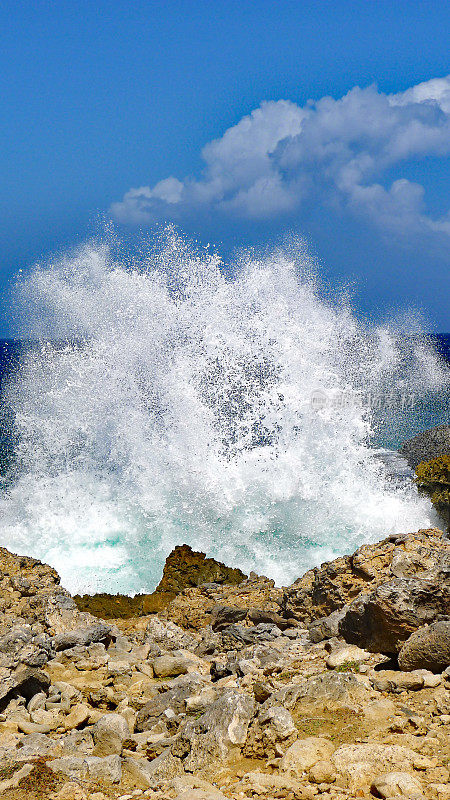 海浪撞击着岩石