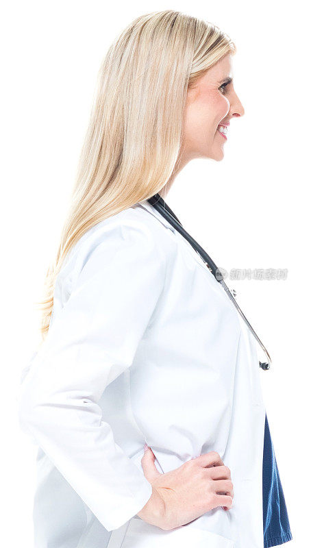 白种人女医生穿着白大褂站在白色背景前