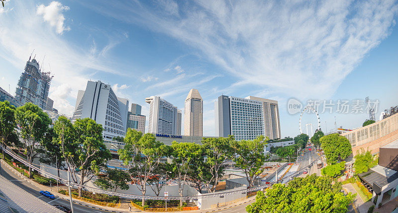 新加坡著名的滨海湾地区高楼林立，酒店和金融大楼是新加坡首都的热门旅游景点