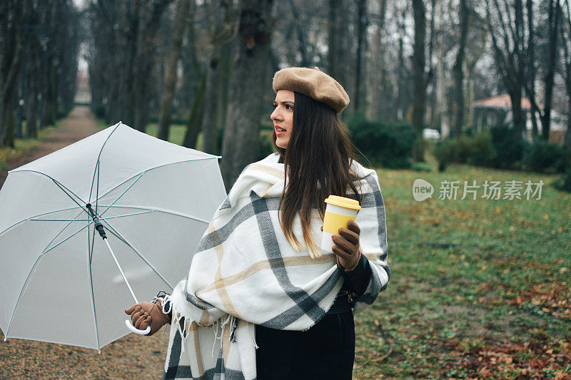 美丽的年轻女子享受着雨天