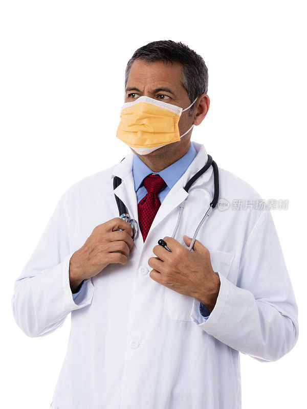 西班牙裔男医生，身穿实验服，系着领带，戴着医用外科口罩，听诊器被隔离在白色背景上，向下看向他的右侧