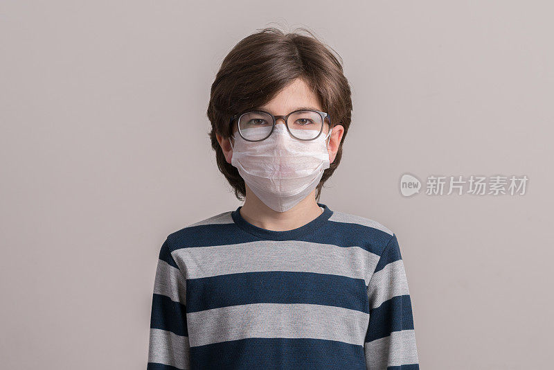 学童戴上防护面罩，以防冠状病毒感染