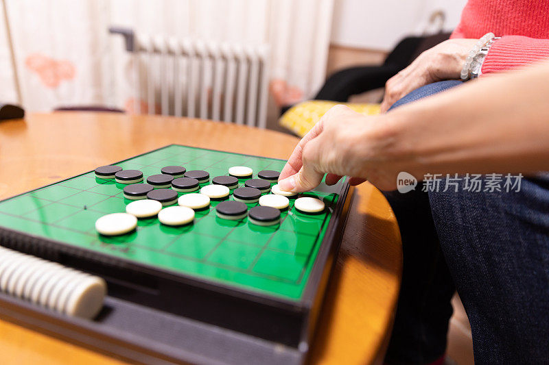 妈妈和女儿在玩棋盘游戏