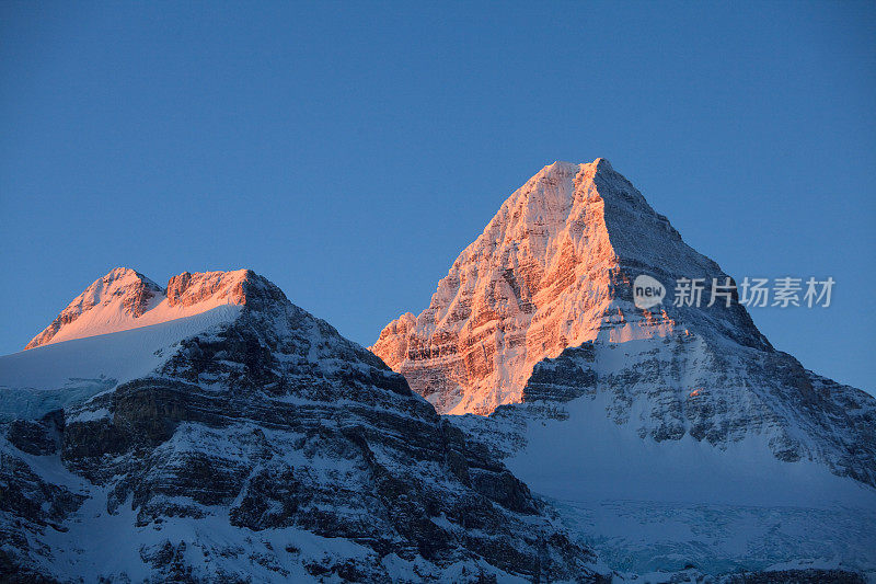 位于加拿大落基山脉的阿西尼博因山