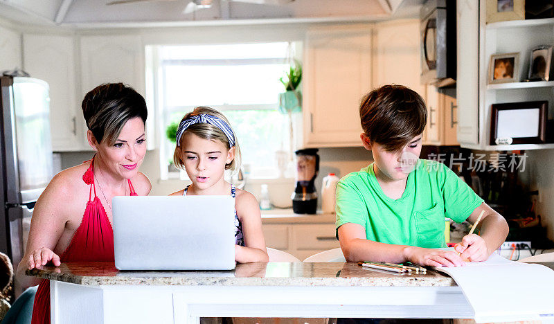 小学年龄的孩子在家里用电脑做作业