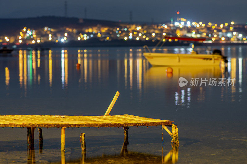 夜间长时间暴露的木制码头