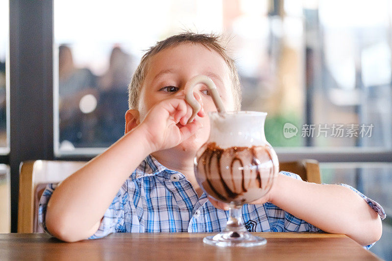 小男孩在喝冰沙