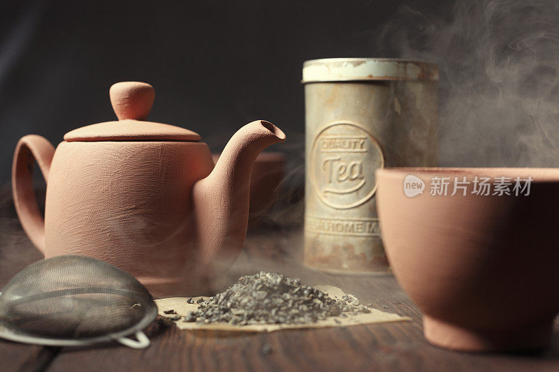 用质朴的水壶和茶杯热茶