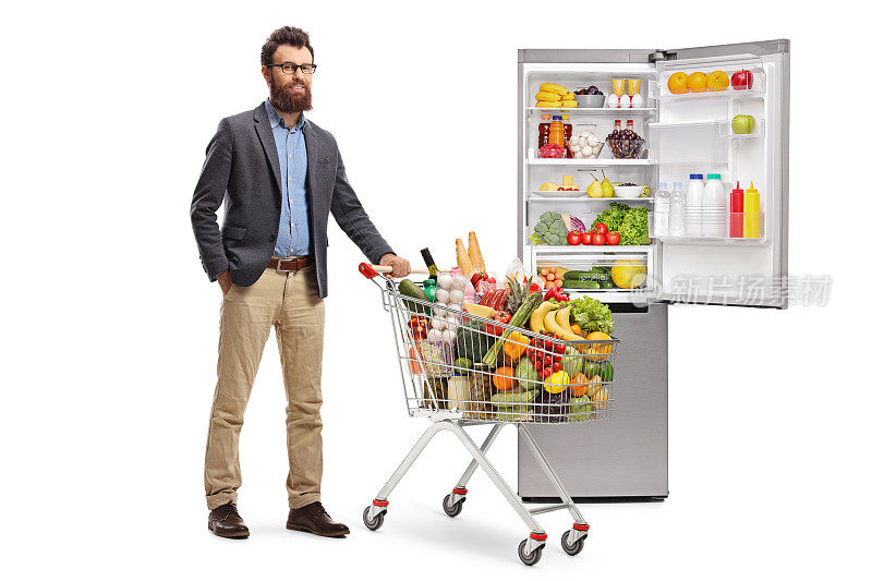 留着胡子的男人推着购物车，开着装满食品的冰箱