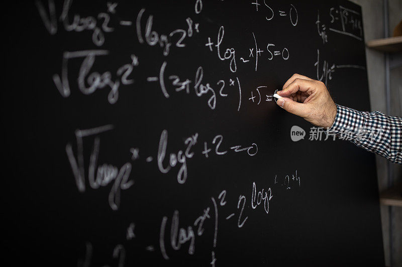 数学教授在线课堂上在黑板上写数学公式