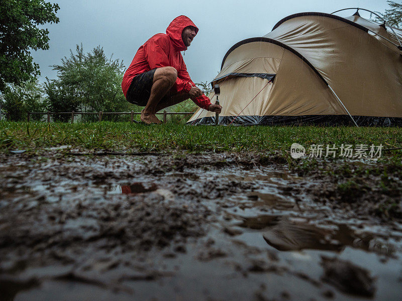 一名男子在露营时遭遇暴风雨