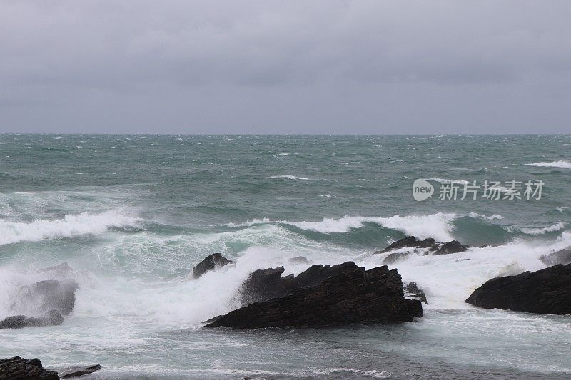 波涛汹涌的大海和岩石