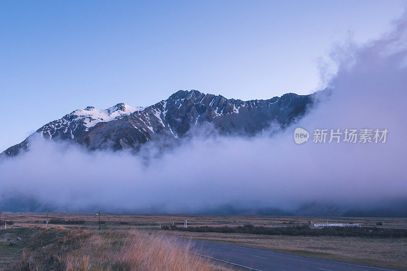 新西兰库克山塔斯曼冰川上的雪山。