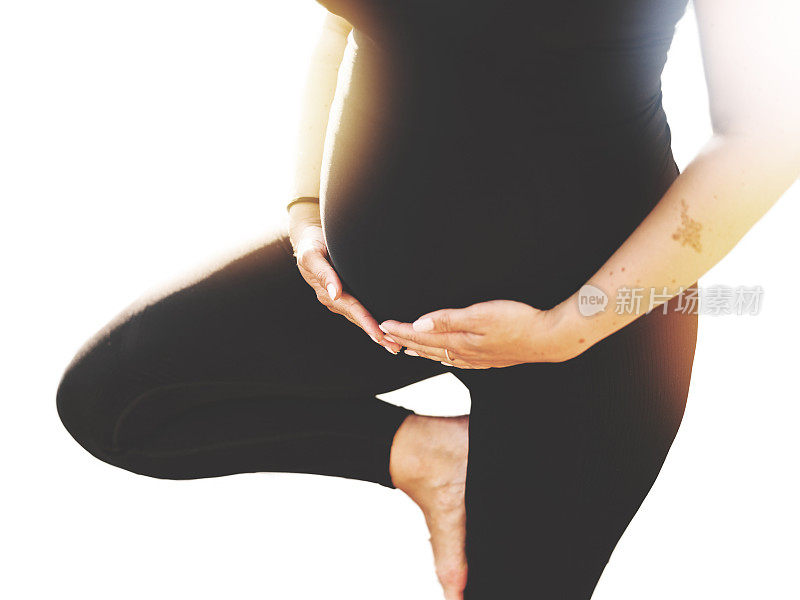孕妇在白色背景上做瑜伽