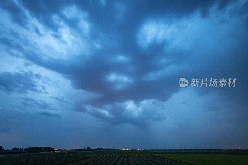 夏天湖面上黑暗夜空中的闪电