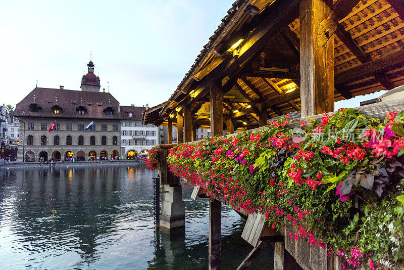 从瑞士教堂桥看日落的历史卢塞恩镇