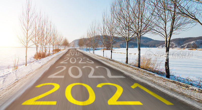 2021年至2025年的模糊运动冬季道路