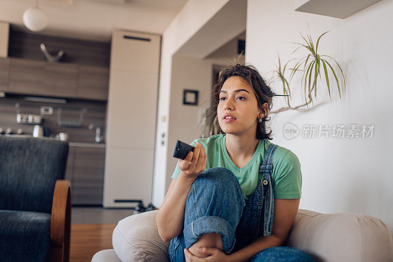 一个坐在家里看电视的女孩的肖像