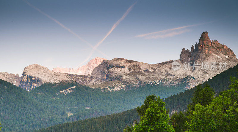 美丽的早晨山地自然景观日出在奥尔塞圣乌尔里希乌尔提杰村，白云石阿尔卑斯山脉，在意大利，欧洲著名的旅游景点
