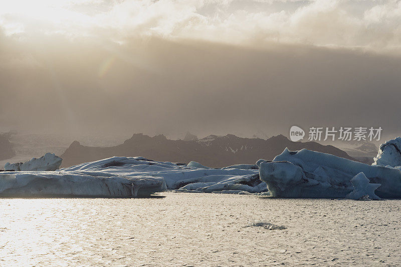 冰山漂浮在冰岛的Jokulsalon冰川泻湖上