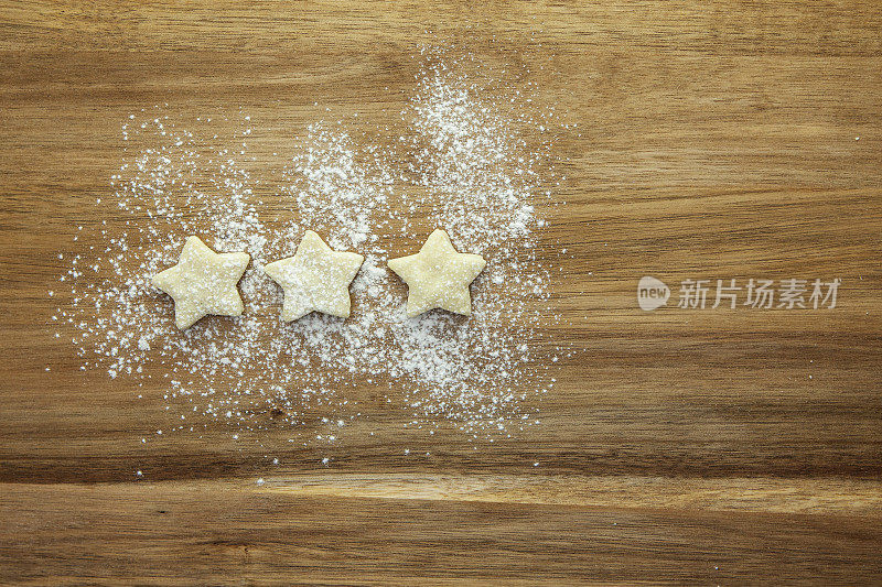 3星评价-糕点星和糖霜在木质表面上排成一排