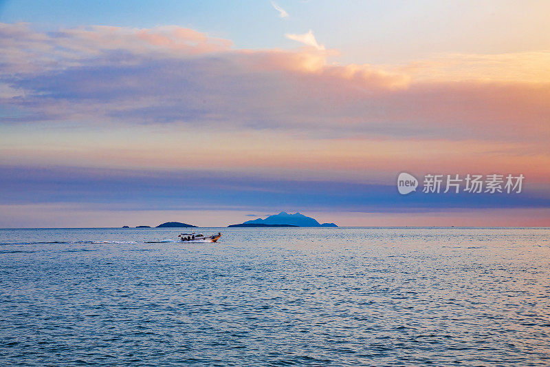 夏日的海滩和夕阳下的大海