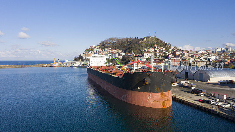 土耳其吉雷孙市商业港口鸟瞰图。