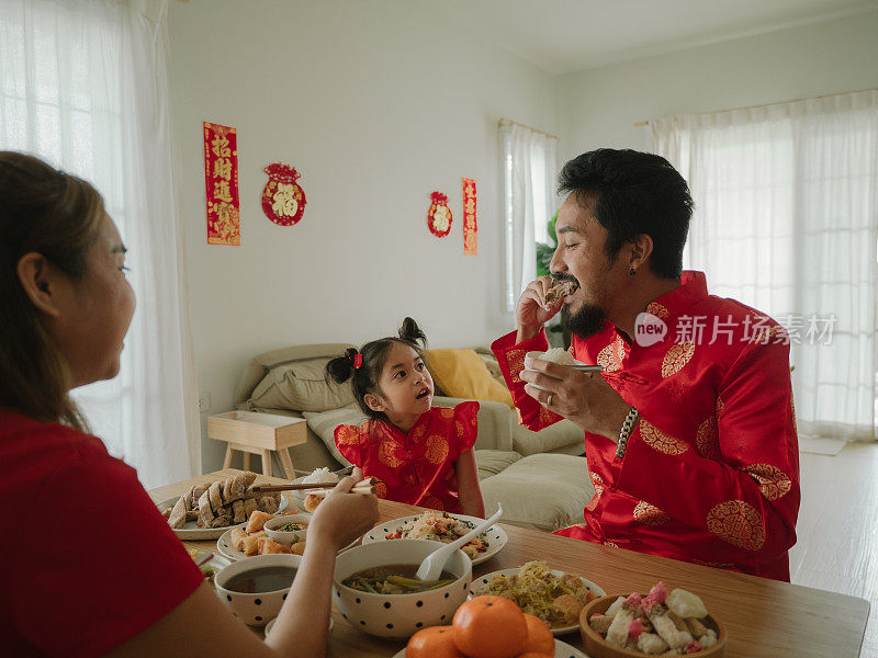 一家人在中国新年那天吃饭。