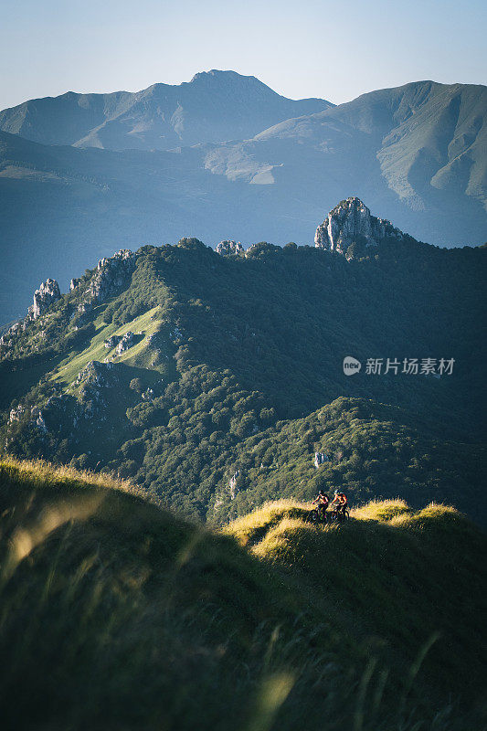 山地自行车骑在长满草的山脊上