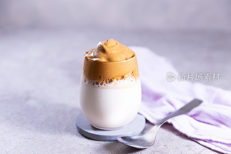 达尔戈纳泡沫咖啡是一种韩国饮料，里面有速溶咖啡、糖和牛奶，放在轻水泥桌上