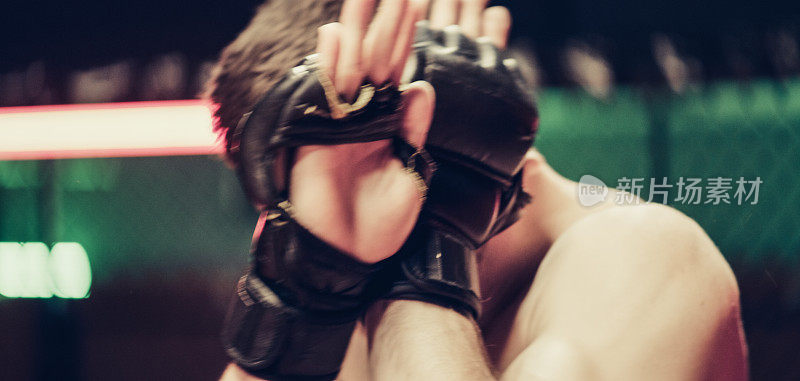 MMA战士训练。一个人把头藏在手里。脸部特写