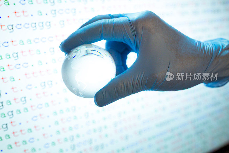 彩色编码DNA序列显示器与手握世界地图玻璃球