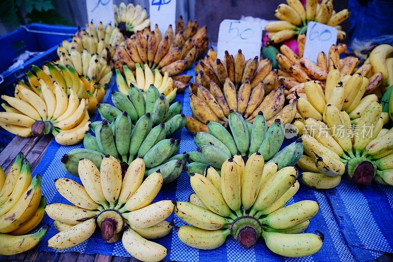 户外食品市场的香蕉