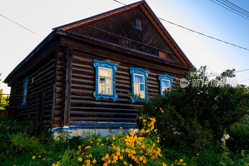 俄罗斯村庄里的老木屋