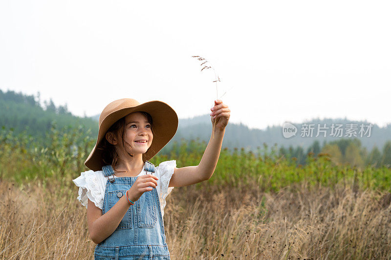 憧憬未来的有抱负的年轻女孩