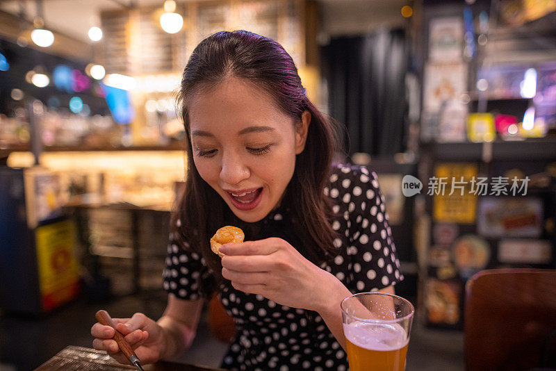 一名年轻女子晚餐吃面包