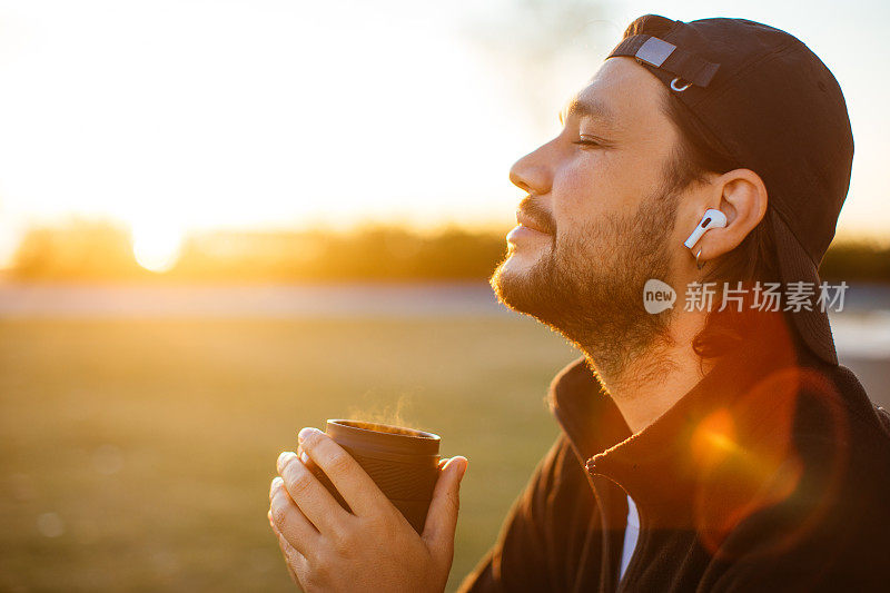 一个独自的旅行者在大自然中享受咖啡