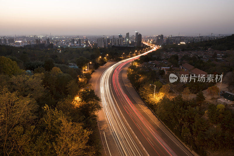 在这个城市的晚间高速公路上，车辆在行驶