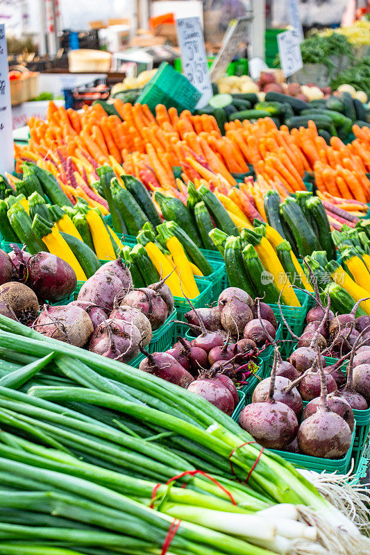 农贸市场上有很多蔬菜出售。