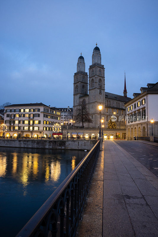 瑞士苏黎世的格罗斯蒙斯特教堂和明斯特桥