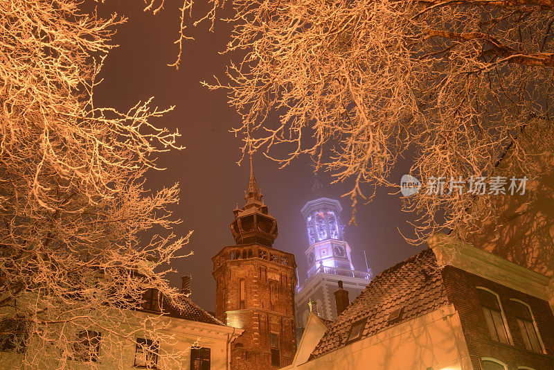 冬天的夜晚，坎彭的新塔和旧市政厅