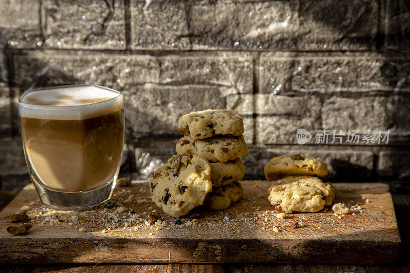 放松时间:自制栗子饼干和拿铁咖啡