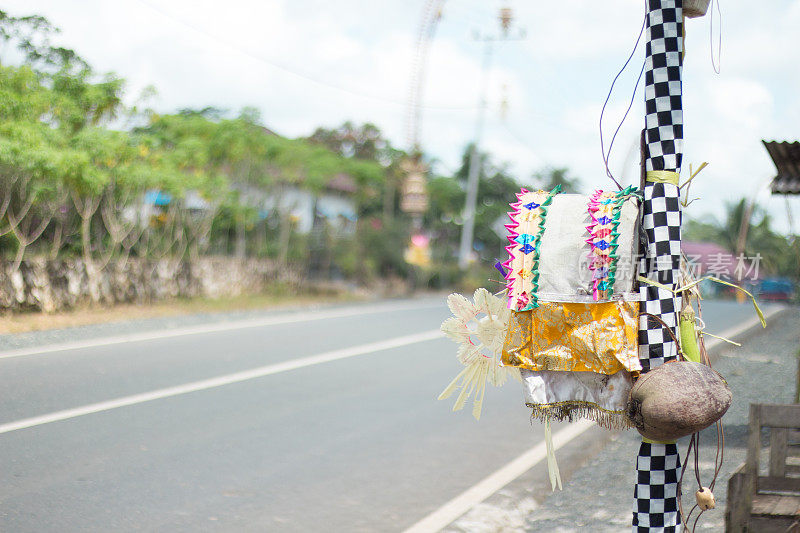 巴厘岛印度教徒庆祝加隆干节。Penjor是那伽钟万学的象征，意思是幸福和繁荣。