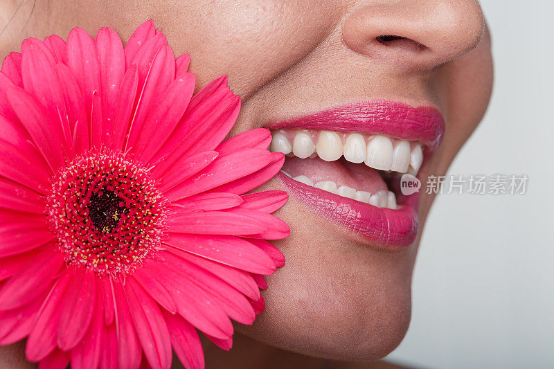 一个成年妇女看完牙医后的白色微笑
