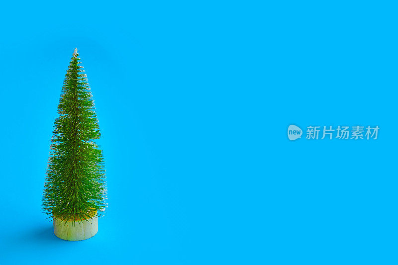 蓝色背景的圣诞树，抽象的背景，极简的新年概念。