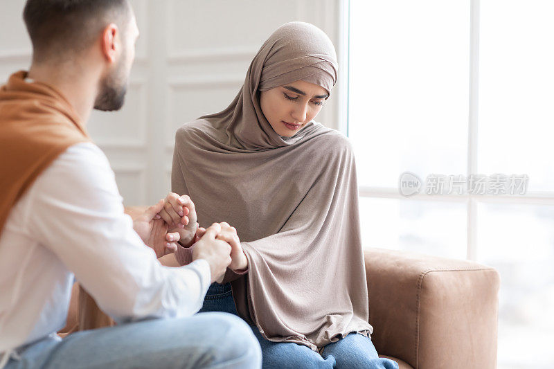 穆斯林妇女在家中拒绝求婚