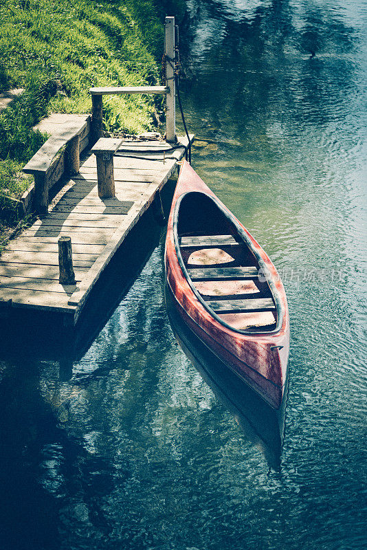 独木舟在河岸