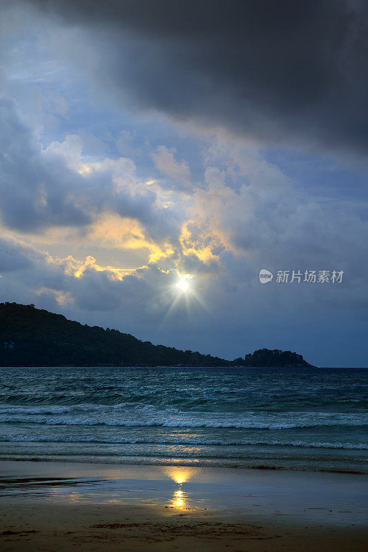 普吉岛多云日落时的热带海滩