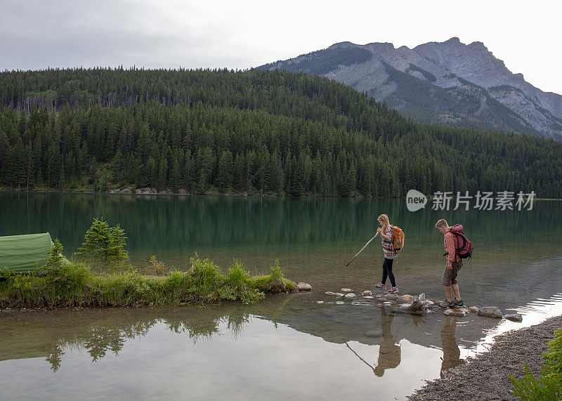 朋友们早上徒步去湖边露营