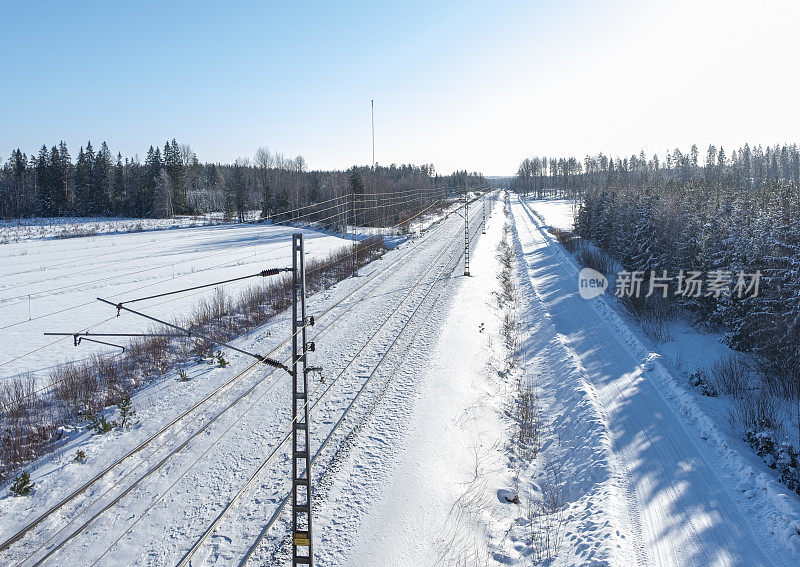 铁路轨道。芬兰的冬季景观有森林和铁路。